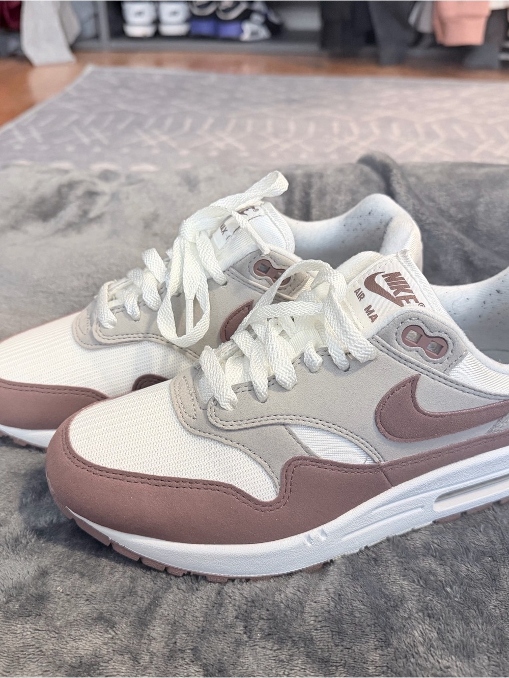 Nike Women’s Sneakers in White and Mauve